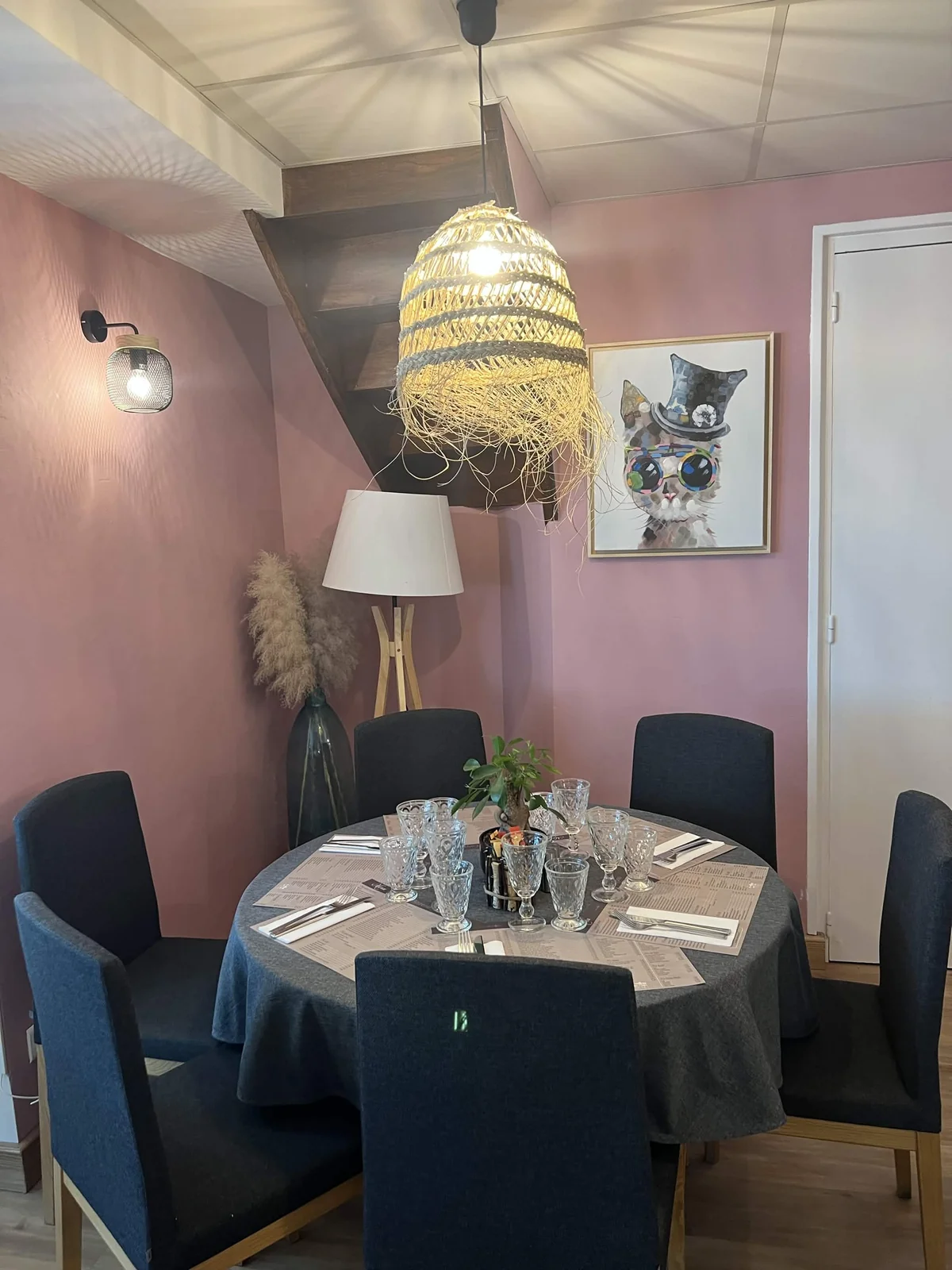 Table dressée dans la salle du Calypso